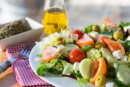配有新鲜和健康成分的地中海沙拉绿色树液餐巾纸图片