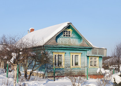 裸冬天霜俄罗斯村庄的旧小木屋阳光明媚的冬日蓝天空季风景图片