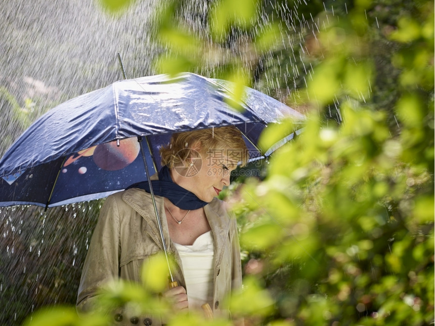 户外天气自然成年女人和雨伞季夏日图片