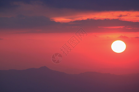 晚上山日落的橙色光芒美丽红图片