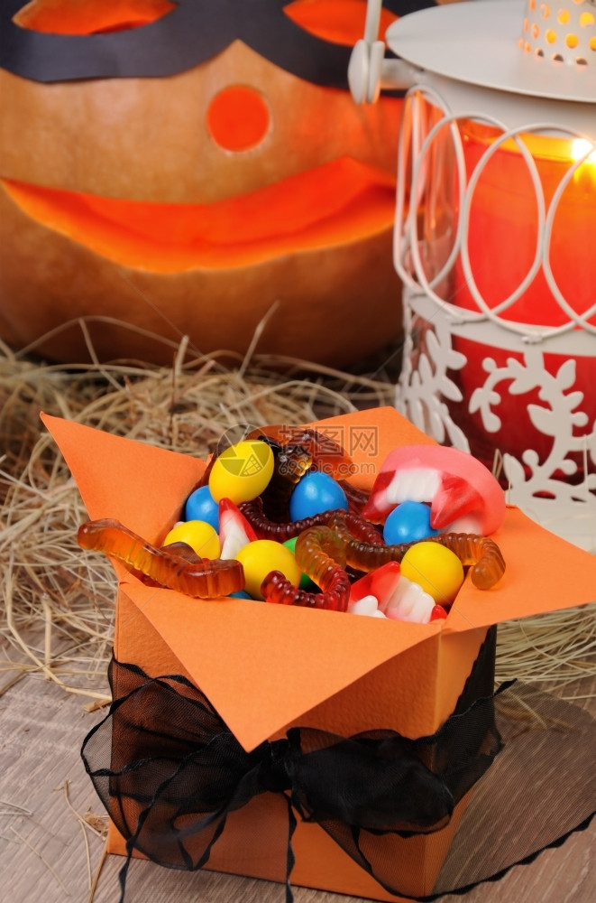在万圣节的桌上装满各种糖果的盒子里假期可口十一图片