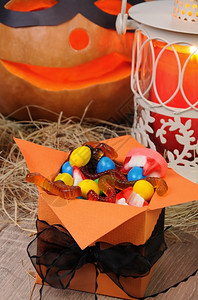 在万圣节的桌上装满各种糖果的盒子里假期可口十一图片