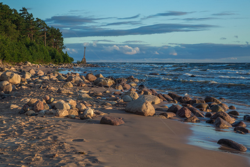 拉脱维亚的波罗海图贾市雅日落TujaSunset与岩石景观海岸国民图片