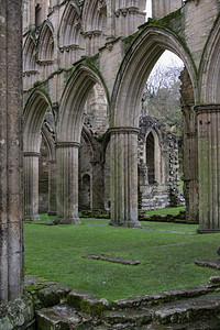 剩建造一座单列拱门修道院的英文废墟残余物图片