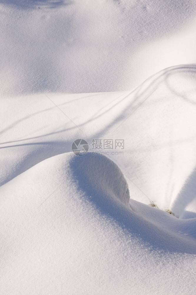 帽山岳上满是鲜粉雪高度场景图片