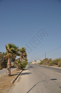 人行道上市201年8月3日在希腊科斯Kos靠近海滩的主要公路天空图片