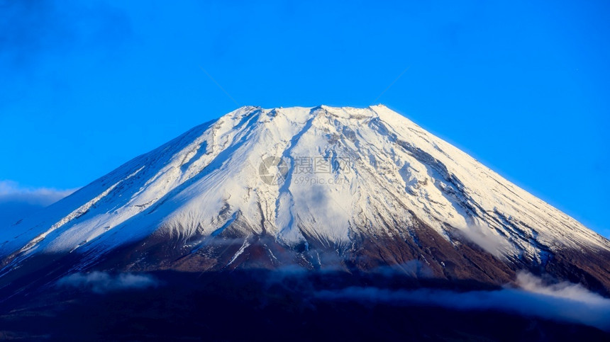 关紧藤山美丽的雪火山和蓝天空背景在日本清除冰凉爽的图片