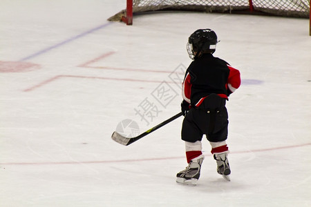 冰上曲棍球在冰上玩曲棍球的小孩背景