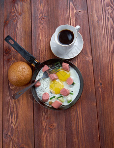 蔬菜吐司炸鸡蛋加香肠和一杯咖啡早餐单身汉胖的图片