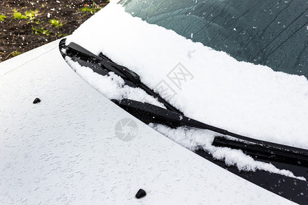 车辆季节第一的城市降雪天气变化和风雪下车挡玻璃和擦雨机图片