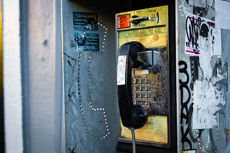 街上的旧复古公用电话亭硬币街上的旧复古公用电话亭街道白色的墙图片