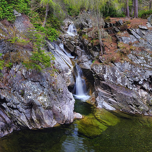 自然布鲁尔瀑是苏格兰鲁尔水上一系列瀑布的流动岩石图片
