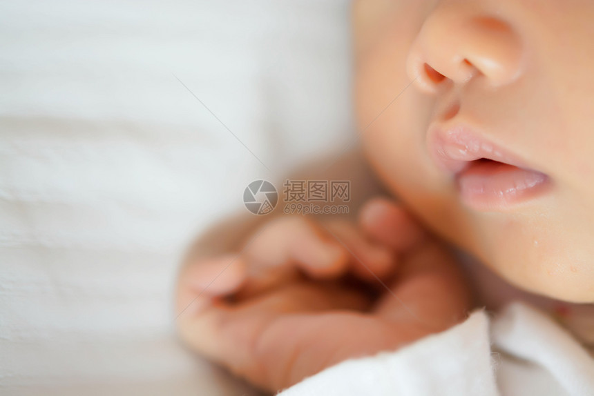 近身美丽睡着的女婴年轻柔软纯真图片
