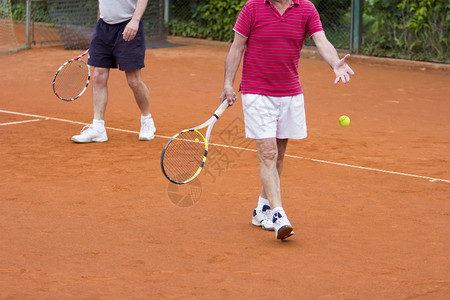 竞赛专业的与背景伴侣一起玩双网球游戏Name运动的图片