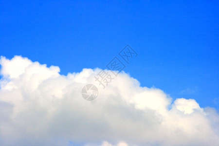春天您的自由设计时有白云和蓝天空的简要背景摘图片