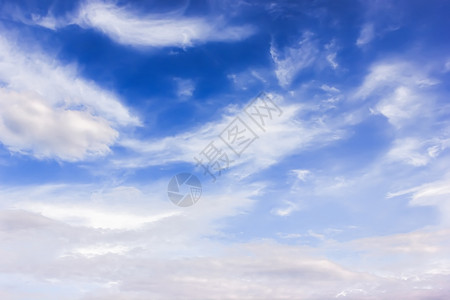 疏蓝色天空有云团在晴朗的天气中清除蓝色的背景图片