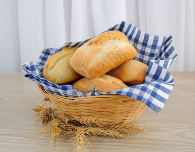 篮子中新鲜面包布覆盖小麦耳朵早餐自然糖类图片