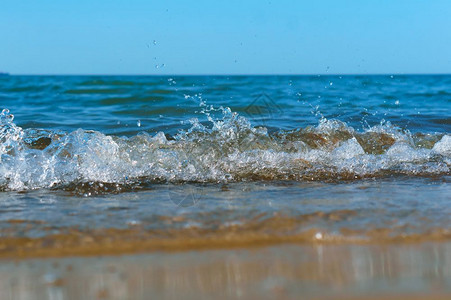 美丽的海浪在沙滩上图片