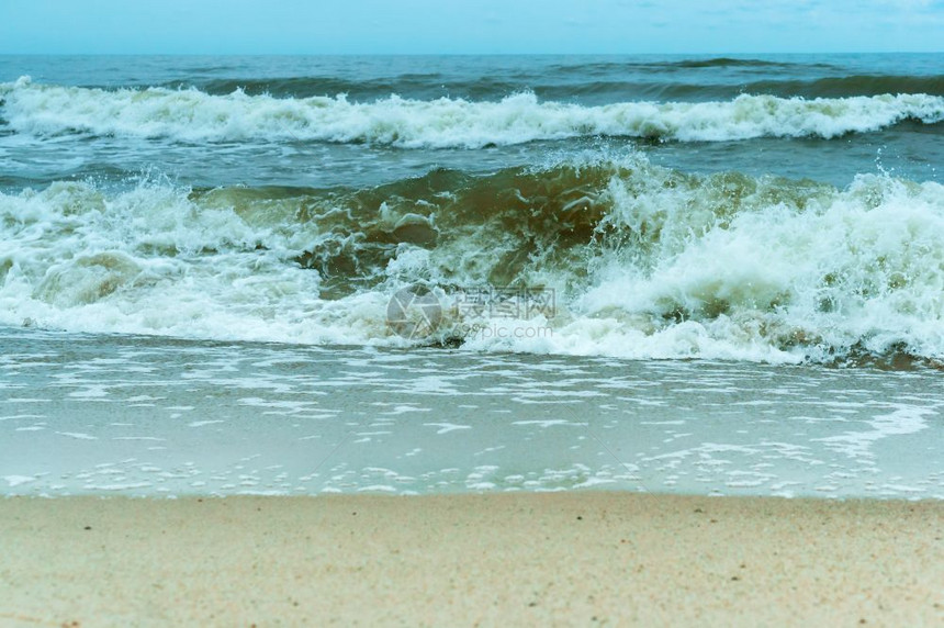 海浪在沙滩上滚动图片