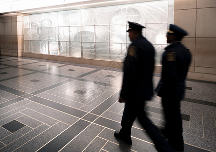 阴影城市的警官在主站内行走视线模糊火车图片
