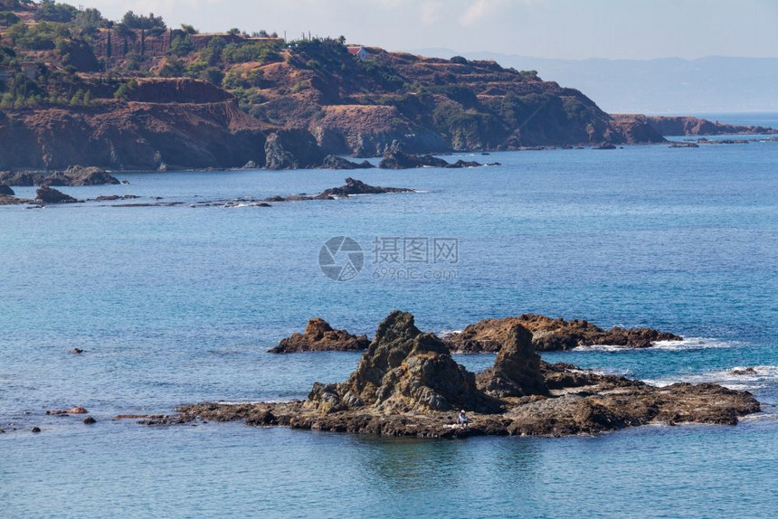 野生动物天空塞浦路斯的Pomos村海景渔民在近岩石上捕鱼男人图片