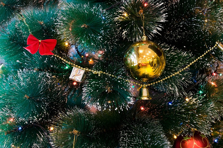 圣诞树上的金球和链条图片