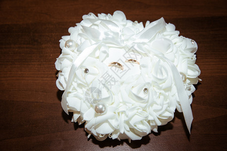美丽的订婚珠宝两环和白色装饰拉脱维亚艺术婚礼照片2017年图片