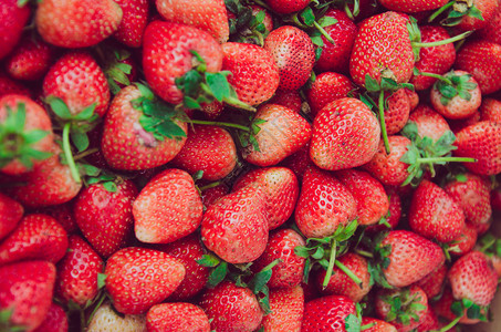 多汁的切碎新鲜草莓堆布背景季节图片