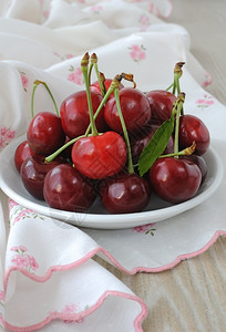 敷料餐巾纸桌上满的樱桃盘低卡路里成熟图片
