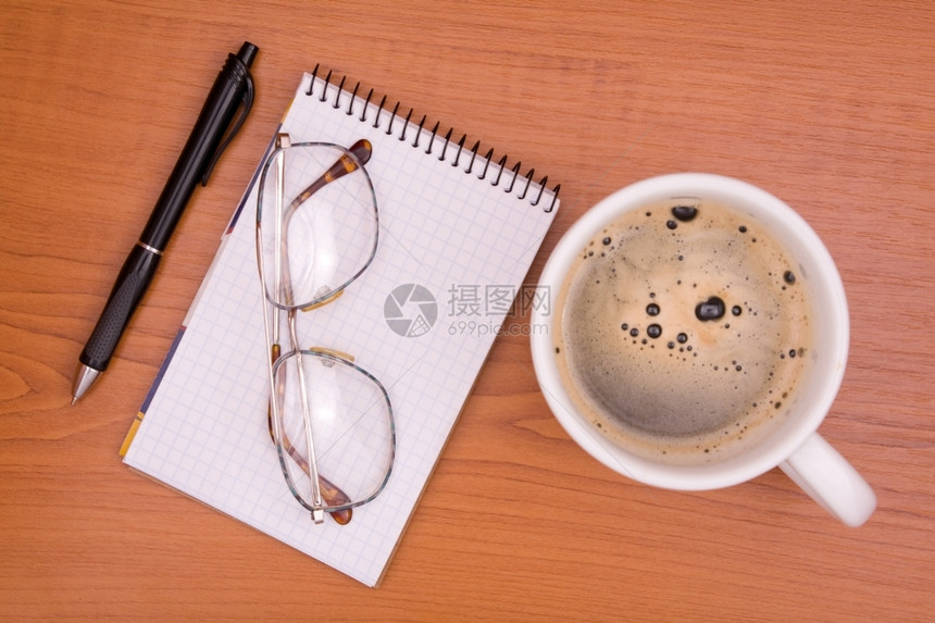 放松读茶点以及桌上的咖啡和笔记本之杯图片