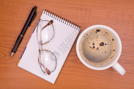 放松读茶点以及桌上的咖啡和笔记本之杯图片