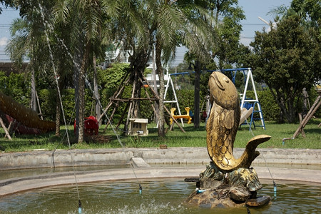 古老的鱼喷泉模型文化象征图片