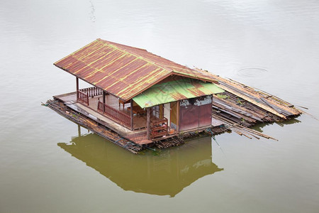 泰国湖边的豪华建筑船城市的家小屋图片