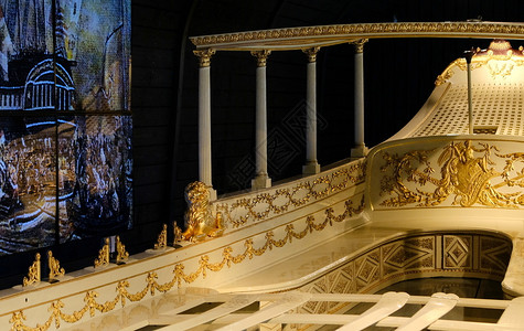 金首饰在荷兰皇室的家船上支持古董老的图片
