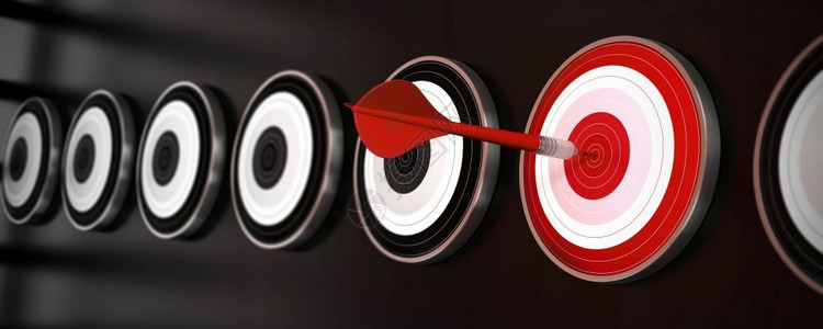 黑色的红飞镖击中一个红色目标的中心横向幅风格选择优先级红箭头在黑色背景上瞄准许多目标反射红色飞镖击中一个红色目标的中心偏爱设计图片