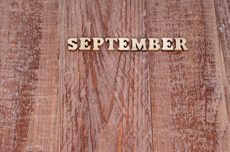 手工工坊艺术工月日历模板木质背景上的月份名称9日历模板效率设计图片