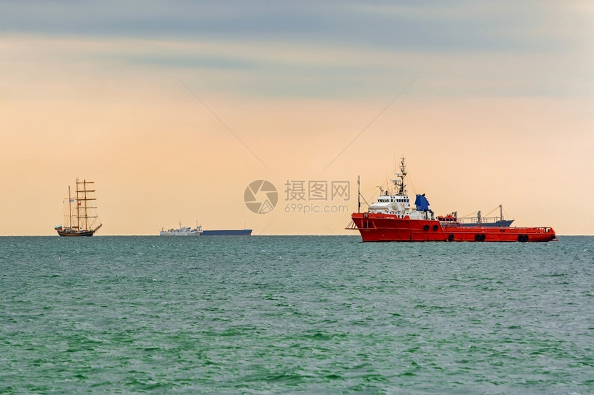 户外水族馆黑海抛锚船中的运输图片