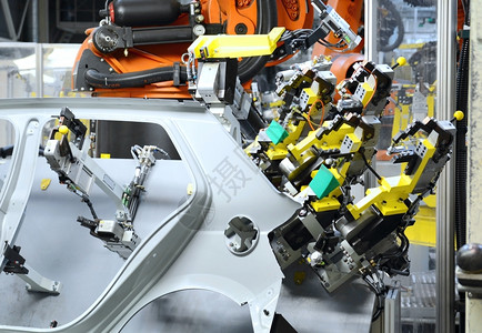 汽车厂新加盖部分金属板的机器人为新车保有一部分机械行业件图片