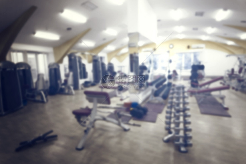 带有健身器材的房用于训练拍摄焦点模糊的健身房带有器材的房公斤反射锻炼图片