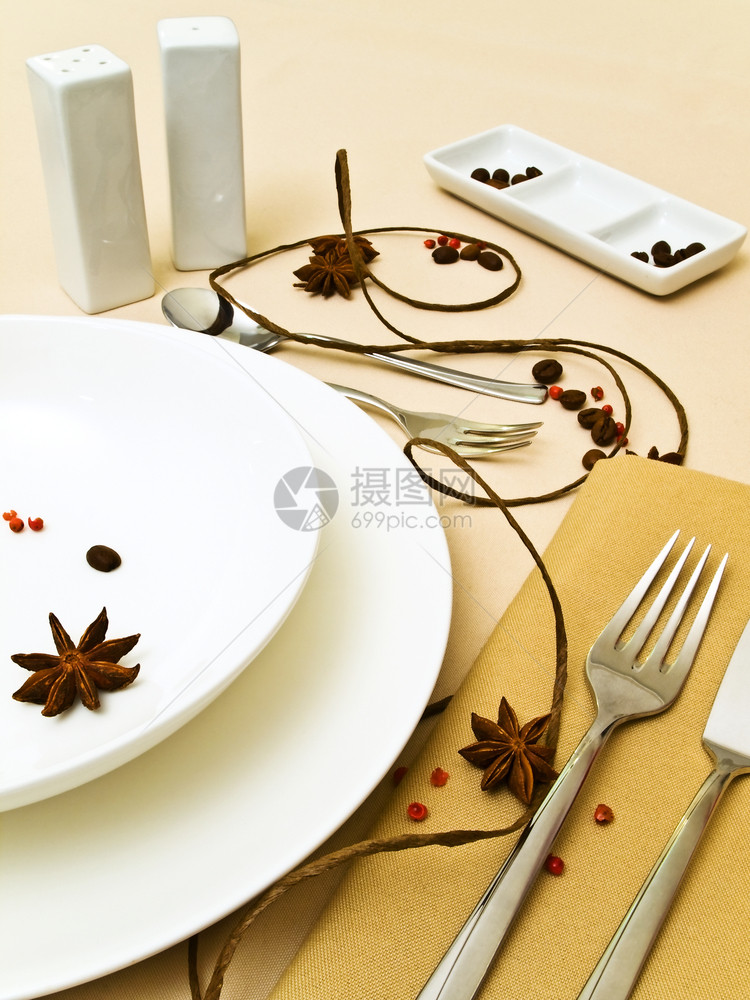 银器美食以Spice装饰和Dishware表服务提供创造餐桌豆子图片