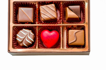什锦的天棕色盒子里有各种巧克力红心周年纪念日图片