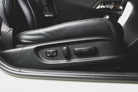 身体转变里面控制汽车机动可调整座椅在一辆汽车乘客侧的按钮控制图片
