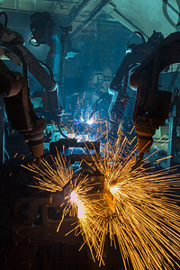 在汽车工厂焊接机器人汽车金属工业的运输图片