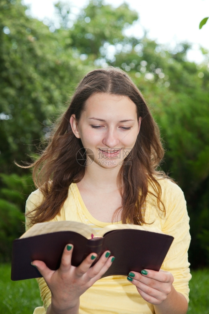 青少年暑假在户外阅读书的少女孩闲暇图片