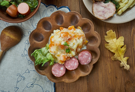 食物荷兰菜土豆锅煮和泥胡萝卜洋葱荷兰菜各种传统盘顶视什锦的放图片