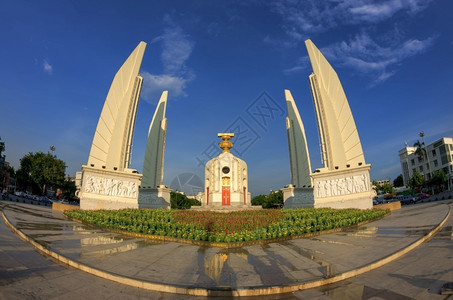 泰国的民主纪念碑曼谷有一朵前额花曼谷泰国民主古迹塔里尼卡天空文化雕像图片