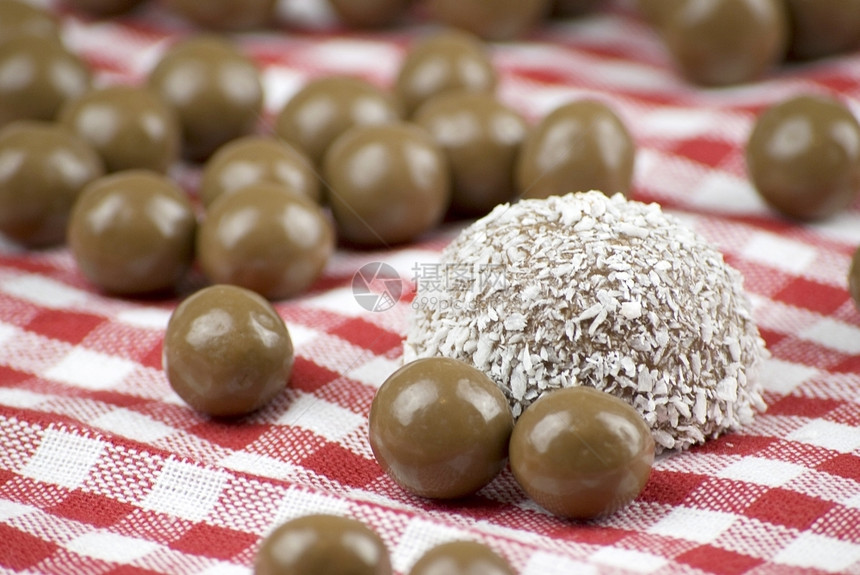 巧克力和椰子覆盖的棉花糖加红白布和色蜜饯食物白的图片