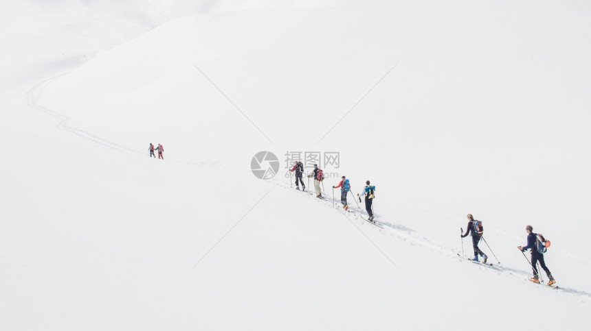 爬雪山的登山者图片