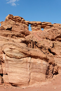 砂岩石沙漠中经风热的橙色岩石爬坡道景区图片