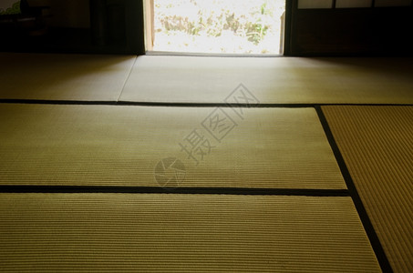 冷静的灵榻米房间在日本房子的榻米间里茶图片